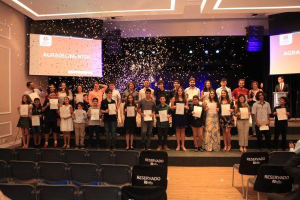 Escola Batista de Idiomas entrega certificado dos exames da Universidade de Cambridge aos estudantes