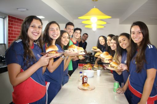 Culturas estrangeiras são ensinadas na prática em casa tipicamente americana da Escola Batista de Idiomas