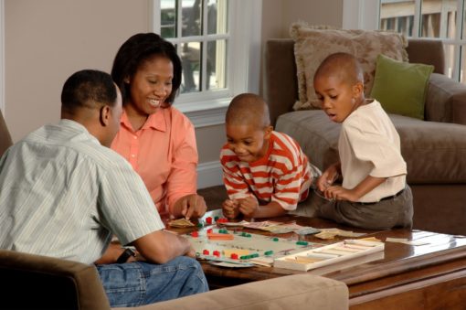 #DENTRODECASA: 10 JOGOS PARA BRINCAR COM A FAMÍLIA INTEIRA