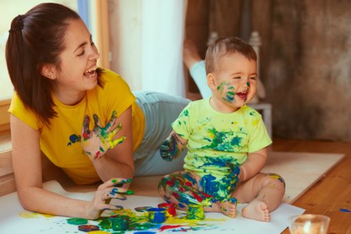 10 brincadeiras para fazer em casa que estimulam o desenvolvimento das crianças